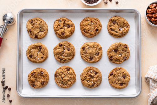 Foto Chocolate chip cookies with pecan nuts, freshly baked cookies on a baking sheet