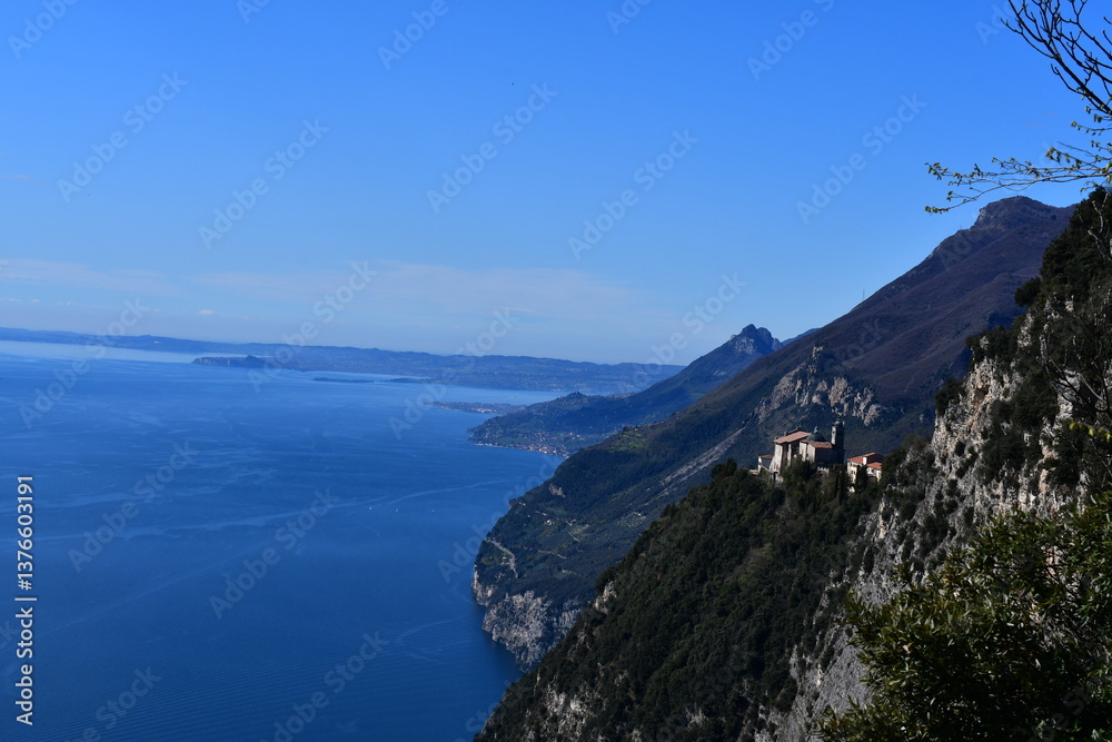 Schöne Landschaft bei Tignale mit Blick zum Gardasee und zum Kloster Madonna di Montecastello