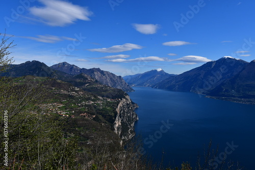 Obraz na płótnie Blick nach Tremosine und zum Gardasee w salonie