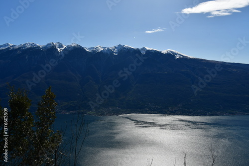 Obraz na płótnie Schöne Landschaft bei Tignale mit Blick zum Gardasee w salonie