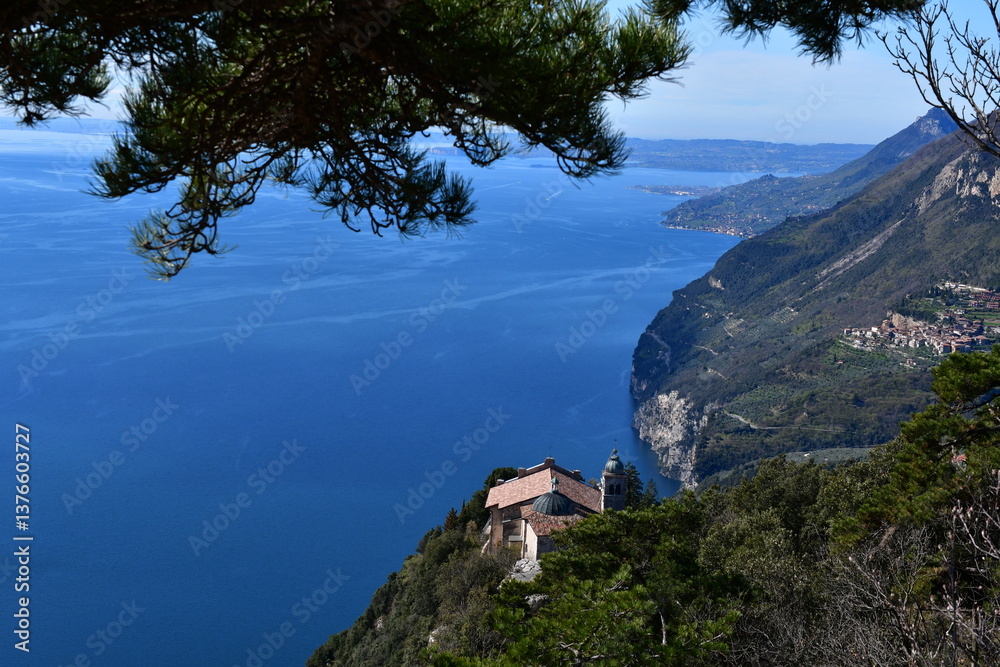 Schöne Landschaft bei Tignale mit Blick zum Gardasee und Kloster Madonna si Montecastello