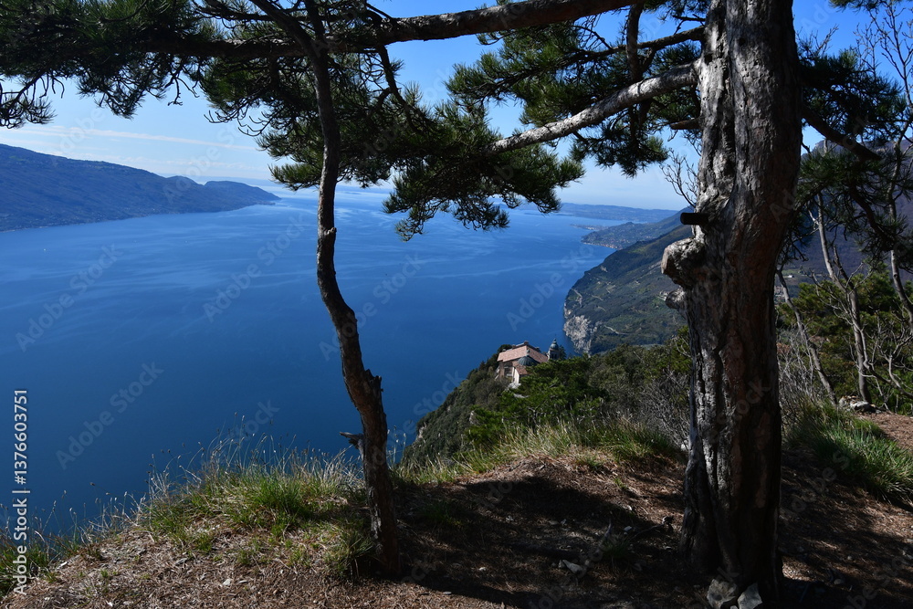 Schöne Landschaft bei Tignale mit Blick Auge den Gardasee und Kloster Madonna di Montecastello