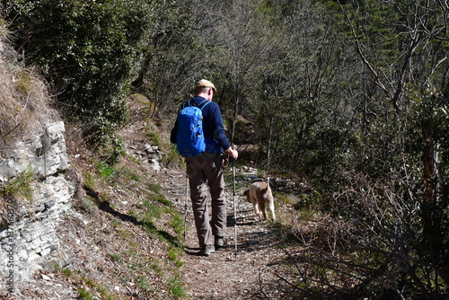 Obraz na płótnie Ann und sein Lagotto Romagnolo wandern bei Tignale oberhalb vom Gardasee w salonie