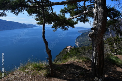 Obraz na płótnie Schöne Landschaft bei Tignale mit Blick Auge den Gardasee und Kloster Madonna di Montecastello w salonie