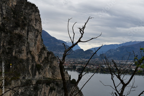 Obraz na płótnie Die Ponale Straße und Riva del Garda im Trentino w salonie