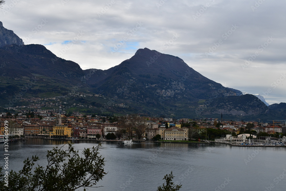 Blick nach Riva del Garda und zum Gardasee