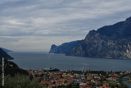 Obraz na płótnie Blick nach Torbole und zum Gardasee w salonie