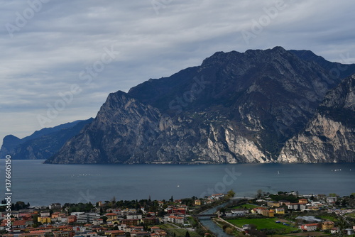 Obraz na płótnie Blick von Nago zum Gardasee und zur Ponale w salonie