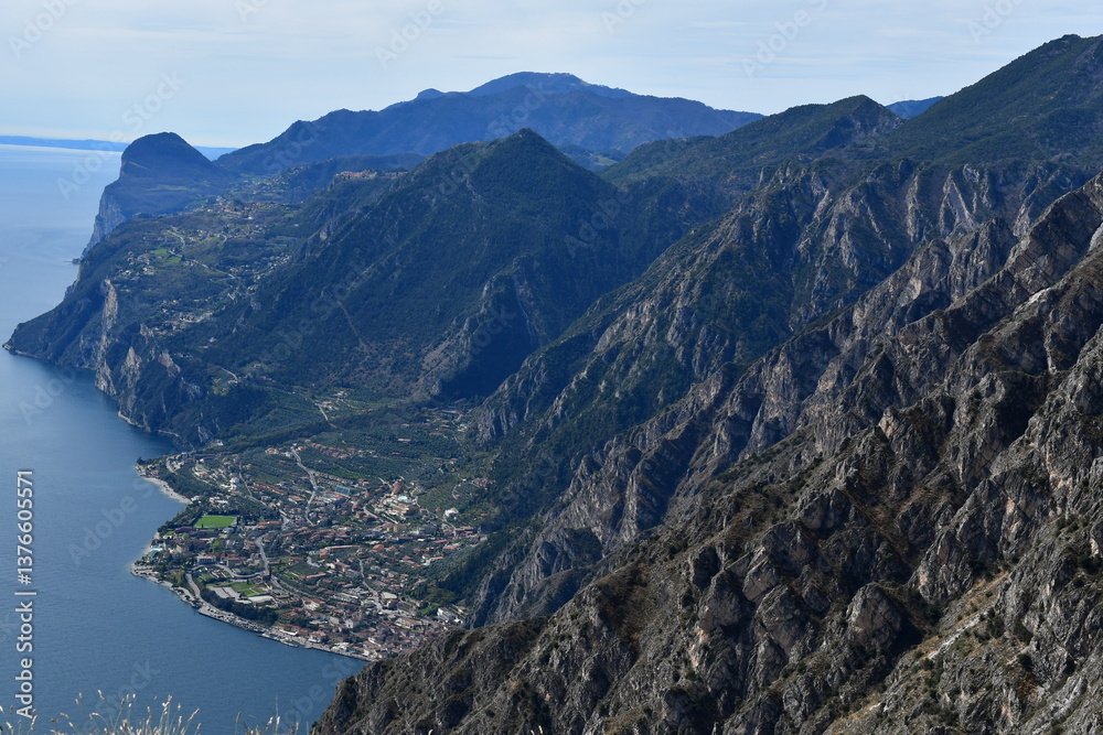 Blick vom Punta Larici nach Limone sul Garda