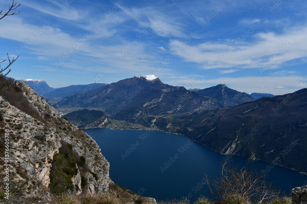 Obraz premium Blick vom Punta Larici zum Gardasee und nach Torbole