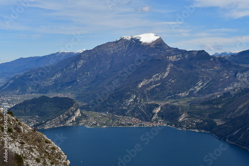 Obraz na płótnie Blick vom Punta Larici zum Gardasee und nach Torbole w salonie