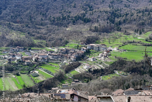 Blick  zum Ort Tenno im Trentino 