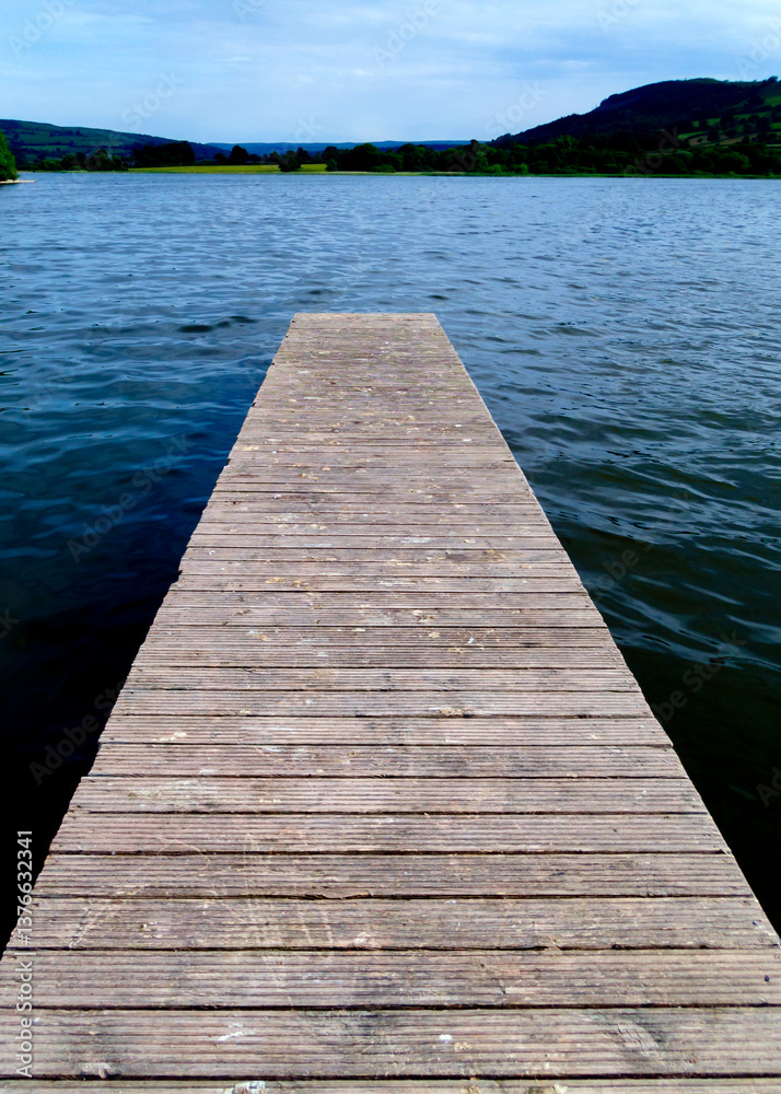 Obraz premium wooden pier on the lake