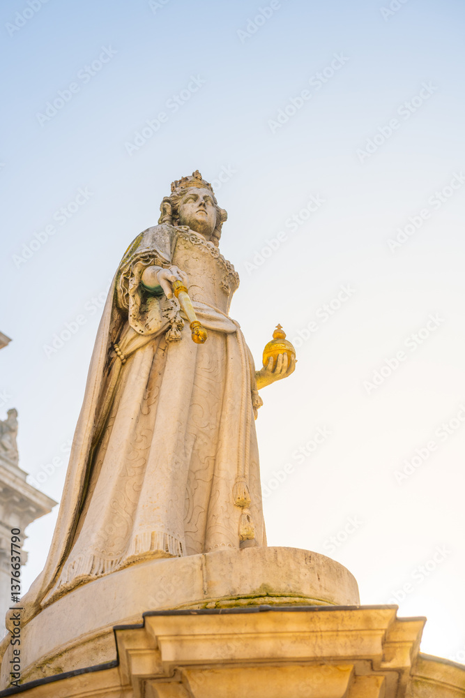 Obraz premium The statue of Queen Anne stands prominently at St. Paul's Cathedral in London, showcasing intricate details and historical significance. This majestic monument captures the essence of British history.