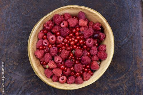 Frische Bio Garten Beeren (Himbeere, Ribisel, Stachelbeere)