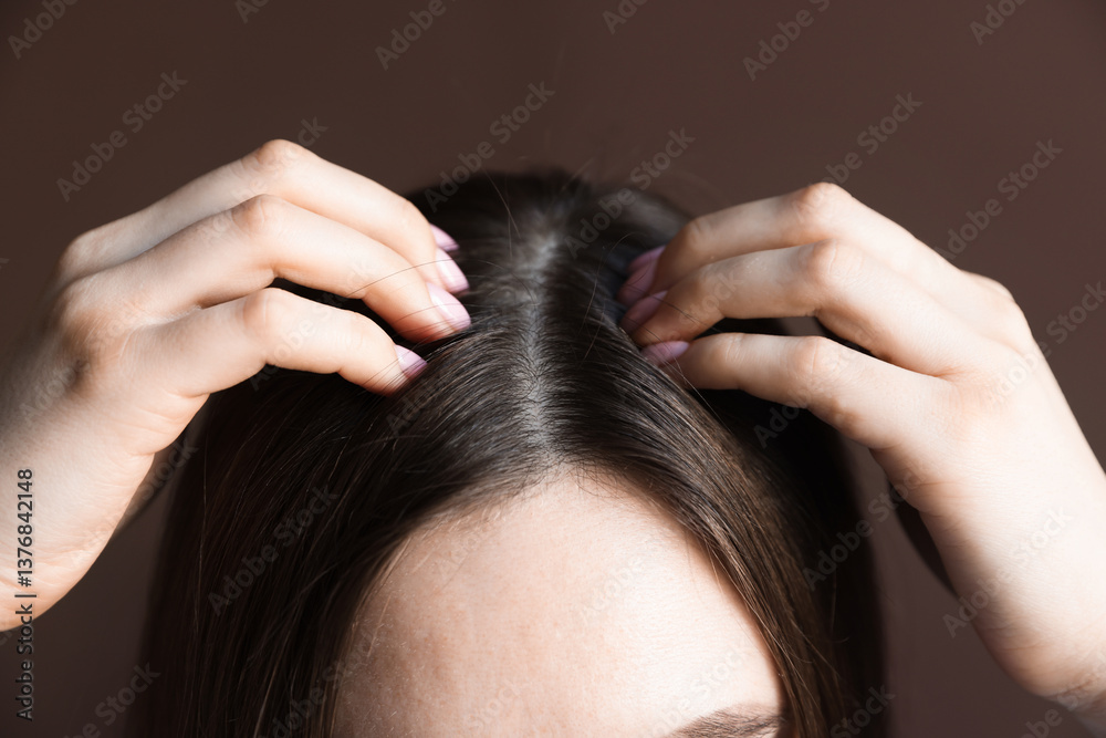 Naklejka premium Woman with healthy hair roots on brown background, closeup