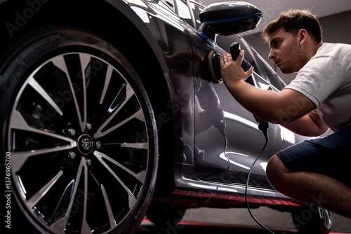 car detaling puliendo puertas de automovil con pulidora rotativa 