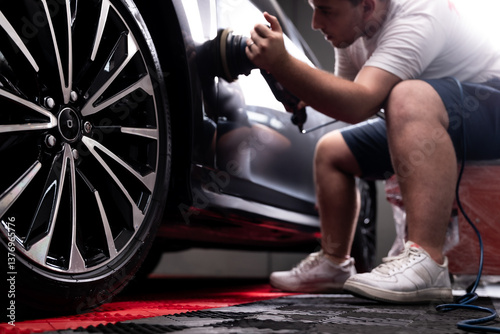 car detaling puliendo puertas de automovil con pulidora rotativa 