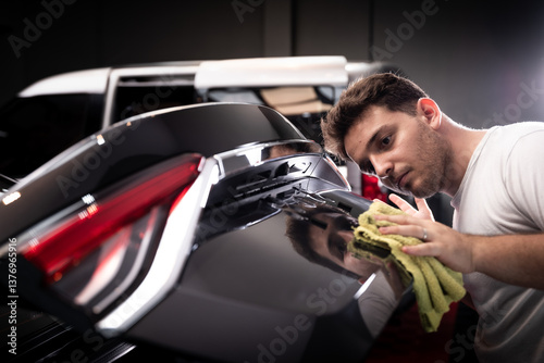 Foto car detailing frotando paño de microfibra con cera el automovil