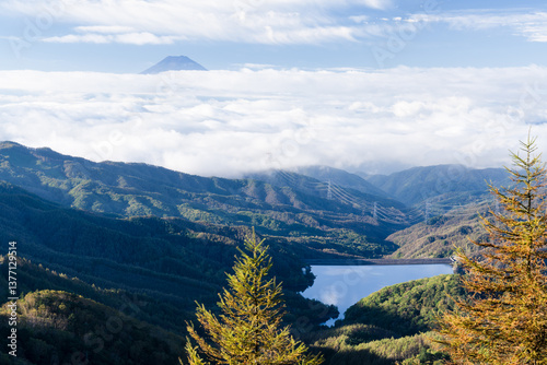 Wallpaper Mural 山梨県甲州市　秋の大菩薩嶺と富士山 Torontodigital.ca