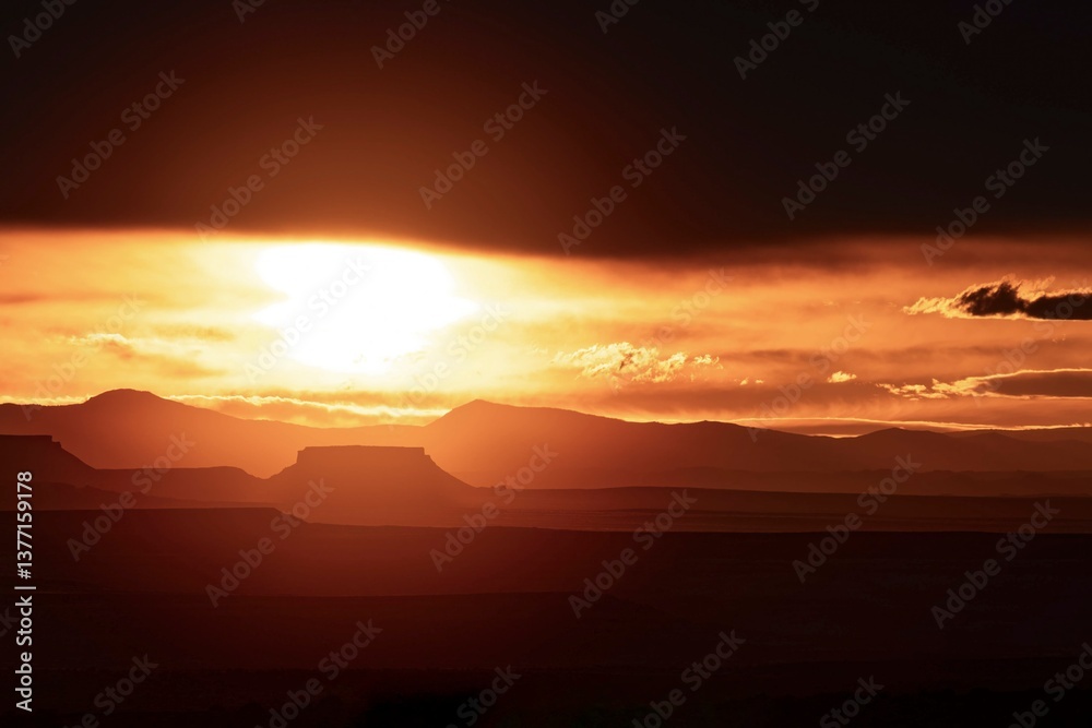 Obraz premium Dramatic Sunset Over Utah Canyonlands with Silhouetted Mesas