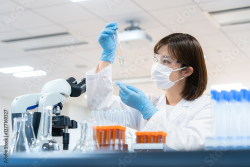 Obraz na plátne 研究をする科学者　撮影協力　学校法人電波学園 東京電子専門学校