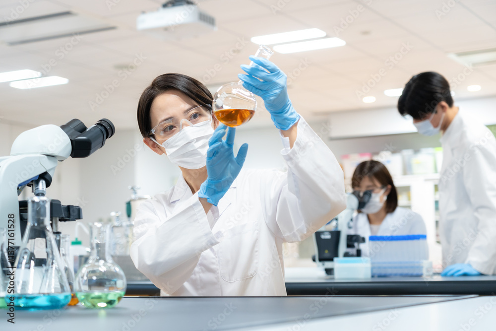 研究をする科学者 撮影協力 学校法人電波学園 東京電子専門学校 研究をする科学者 撮影協力 学校法人電波学園 東京電子専門学校