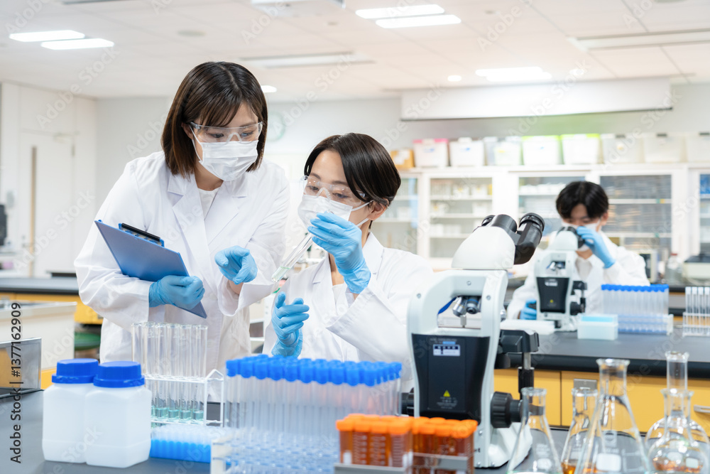 研究をする科学者 撮影協力 学校法人電波学園 東京電子専門学校 研究をする科学者 撮影協力 学校法人電波学園 東京電子専門学校