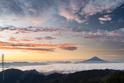 Wallpaper Mural 山梨県山梨市　夜明けの国師ヶ岳から望む富士山 Torontodigital.ca
