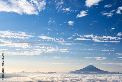 山梨県山梨市　朝の国師ヶ岳から望む富士山