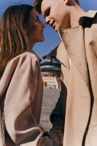 Obraz na płótnie beautiful couple very much in love exploring China on their honeymoon w salonie