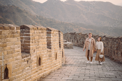 Obraz na płótnie young couple running and twirling at the Great Wall of China w salonie