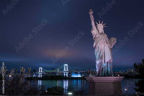 Puente Arcoiris y Estatua de la Libertad en el Barrio de Odaiba de Tokio, Japón