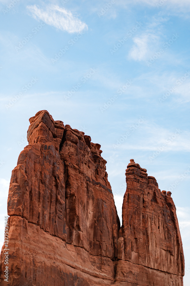 Fototapeta premium Expansive Moab Rock Formation in Vibrant Desert and Sky