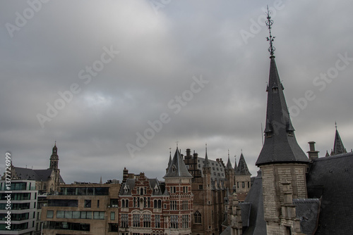 Obraz na płótnie The view from Steen Castle over the roofs of Antwerp w salonie