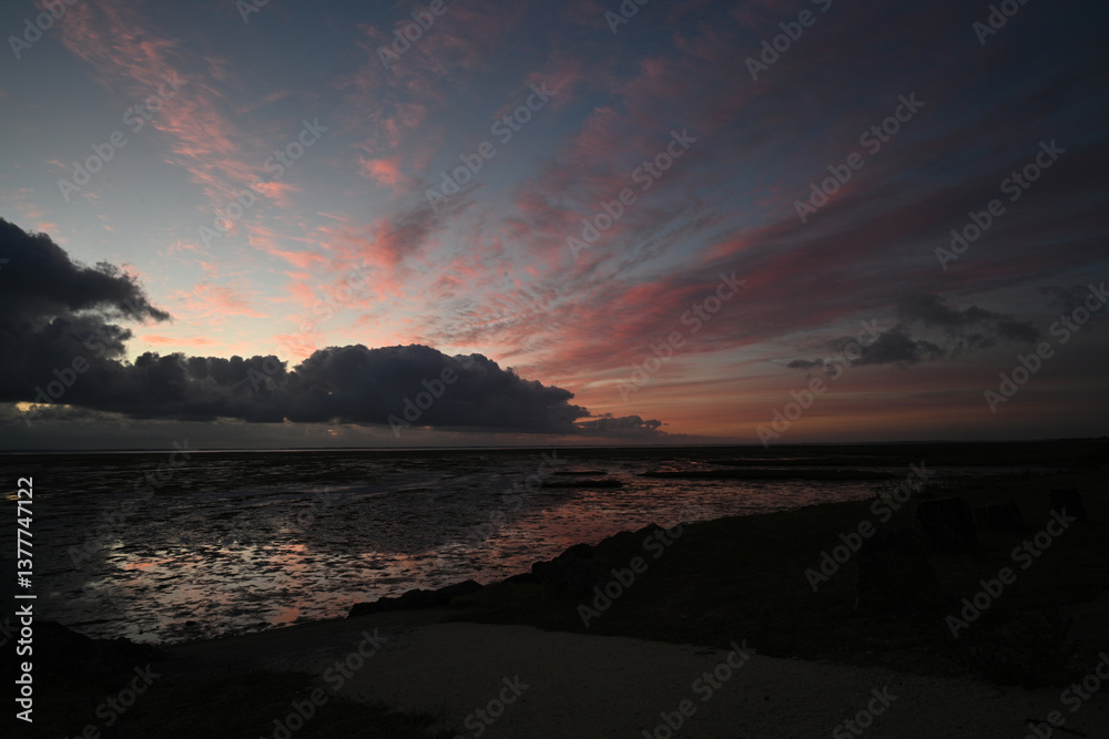 Fototapeta premium sunrise with clouds over the beach