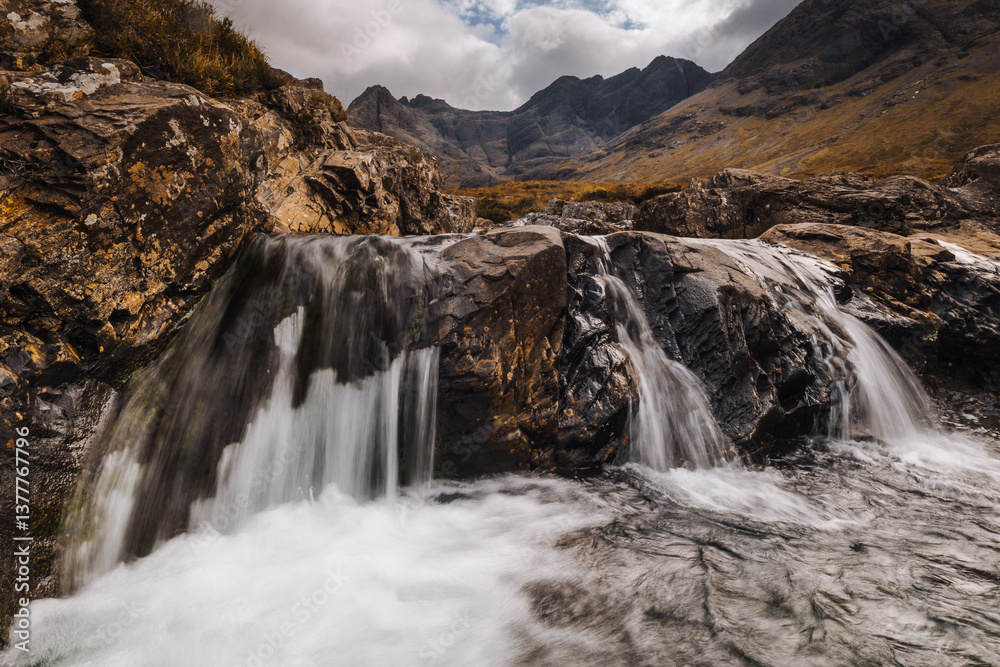The Isle of Skye’s autumn landscapes blend golden moors, misty peaks, and rugged coastlines. A land of dramatic beauty, where nature’s wild spirit thrives.