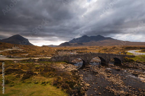 Obraz na płótnie The Isle of Skye’s autumn landscapes blend golden moors, misty peaks, and rugged coastlines. A land of dramatic beauty, where nature’s wild spirit thrives. w salonie