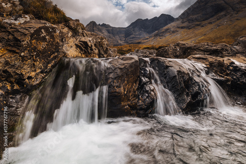 Obraz na płótnie The Isle of Skye’s autumn landscapes blend golden moors, misty peaks, and rugged coastlines. A land of dramatic beauty, where nature’s wild spirit thrives. w salonie