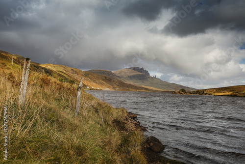 Obraz na płótnie The Isle of Skye’s autumn landscapes blend golden moors, misty peaks, and rugged coastlines. A land of dramatic beauty, where nature’s wild spirit thrives. w salonie