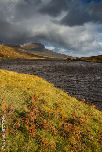 Obraz na płótnie The Isle of Skye’s autumn landscapes blend golden moors, misty peaks, and rugged coastlines. A land of dramatic beauty, where nature’s wild spirit thrives. w salonie