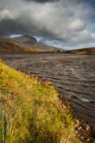 Obraz na płótnie The Isle of Skye’s autumn landscapes blend golden moors, misty peaks, and rugged coastlines. A land of dramatic beauty, where nature’s wild spirit thrives. w salonie