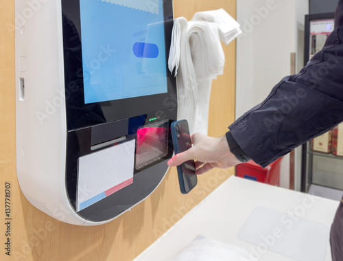 Obraz na płótnie Self-checkouts or self-service checkouts,man paying for the purchases in supermarkets w salonie
