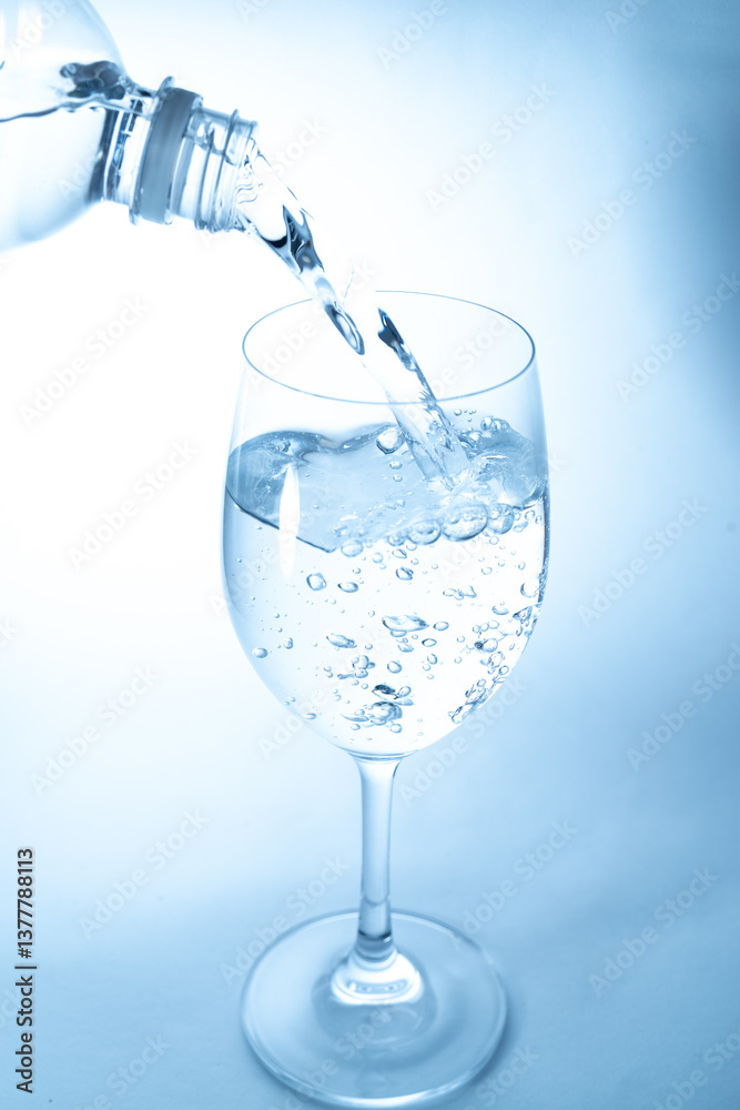 グラスに水を注ぐ グラスに水を注ぐ
