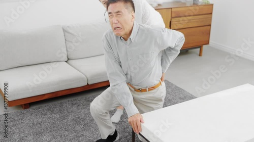 ぎっくり腰を発症した夫を心配する妻