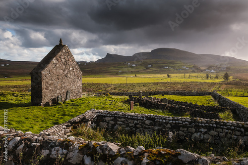 Obraz na płótnie The Isle of Skye’s autumn landscapes blend golden moors, misty peaks, and rugged coastlines. A land of dramatic beauty, where nature’s wild spirit thrives. w salonie