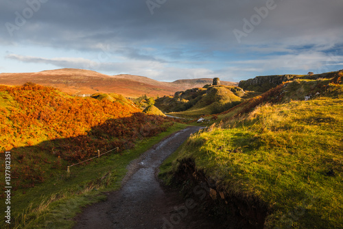 Obraz na płótnie The Isle of Skye’s autumn landscapes blend golden moors, misty peaks, and rugged coastlines. A land of dramatic beauty, where nature’s wild spirit thrives. w salonie