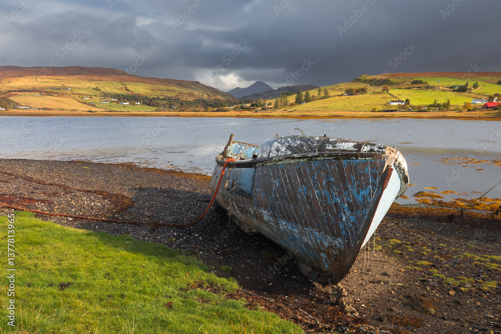 The Isle of Skye’s autumn landscapes blend golden moors, misty peaks, and rugged coastlines. A land of dramatic beauty, where nature’s wild spirit thrives.