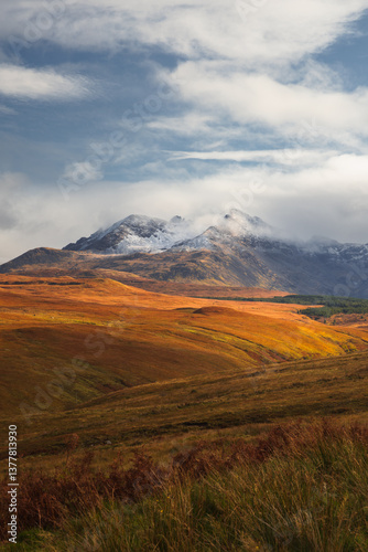 Obraz na płótnie The Isle of Skye’s autumn landscapes blend golden moors, misty peaks, and rugged coastlines. A land of dramatic beauty, where nature’s wild spirit thrives. w salonie