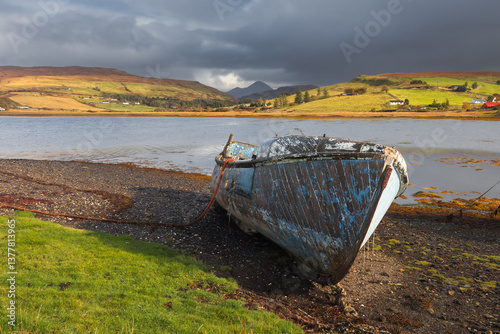 Obraz na płótnie The Isle of Skye’s autumn landscapes blend golden moors, misty peaks, and rugged coastlines. A land of dramatic beauty, where nature’s wild spirit thrives. w salonie